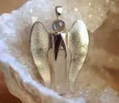 Engel der Hingabe Labradorit-Hiddenit-Engel